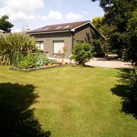 Spacious Contemporary Chalet Type Apartment. Apartment *