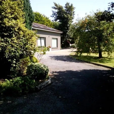 Spacious Contemporary Chalet Type Apartment. Apartament